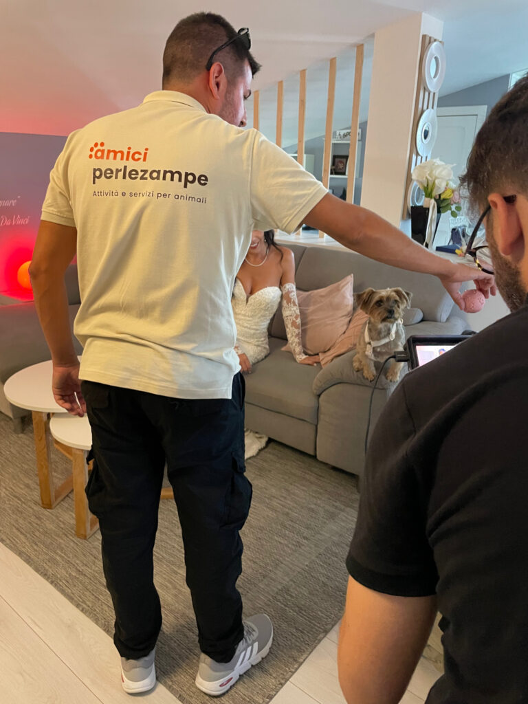 Educatore cinofilo del team di amiciperlezampe durante servizio di Matrimonio Dog Sitter a Cagliari.