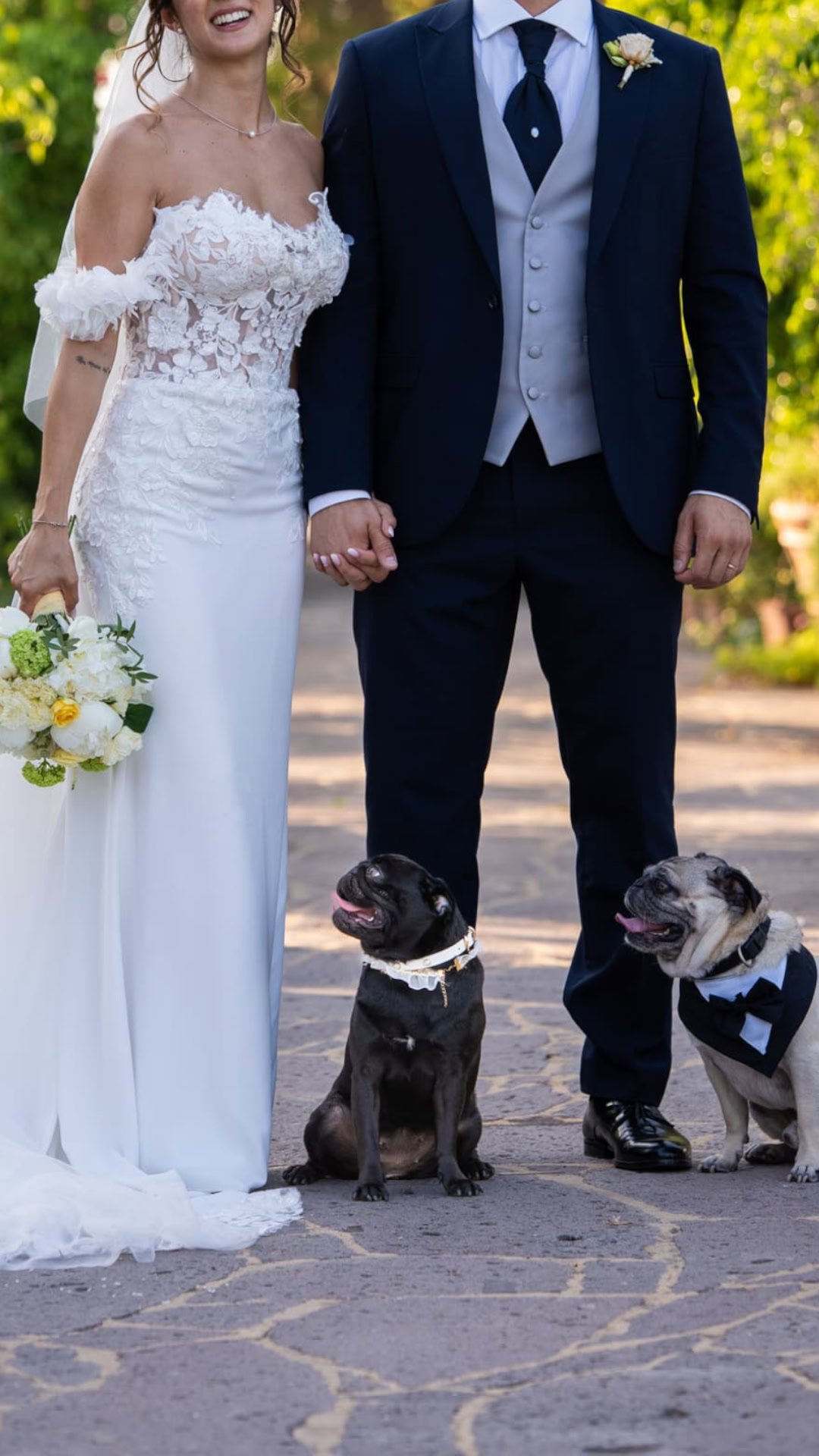 Sposi insieme ai loro cani durante servizio Matrimonio Dog Sitter Sardegna